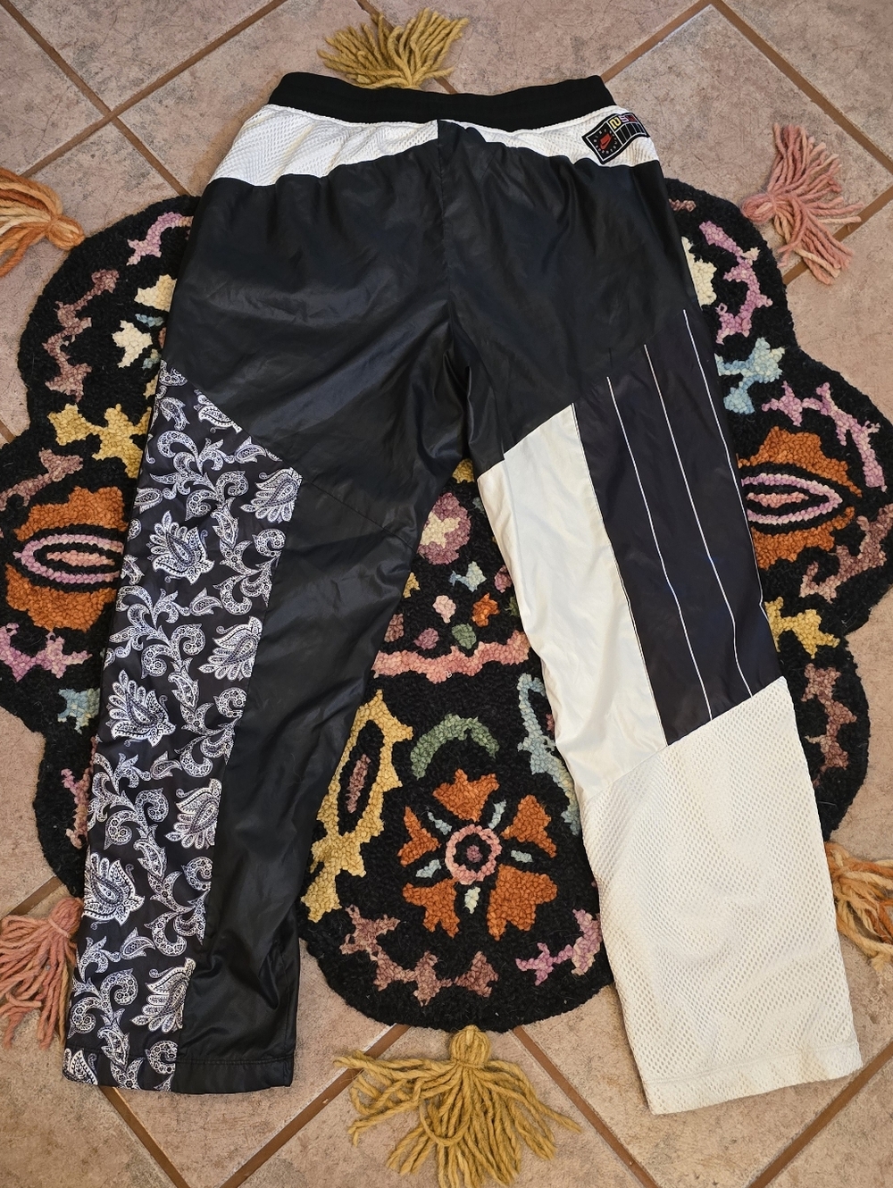 🔥🔥Nike Black Patchwork Bandana-Accent Track Pants🔥🔥 SIZE L WOMENS - Picture 5 of 6